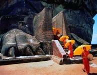 Sigiriya-entrance-lion-paws-2