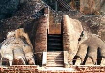 Sigiriya-entrance-lion-paws
