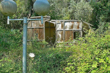 Valdanos-camping-abandoned-caravan-4